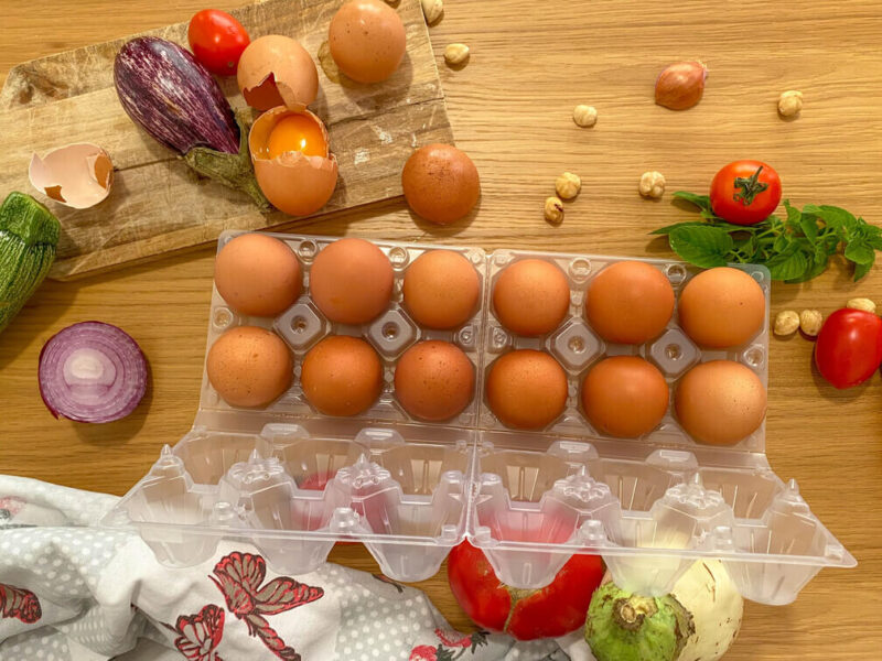 Juvale Cartoni per uova di carta con adesivi per artigianato e uova 9,8 x 2,2 x 12, 18 pezzi 